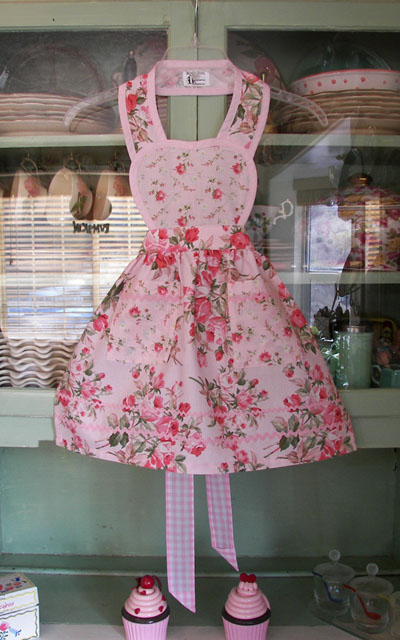 Heart child apron in large soft pink roses